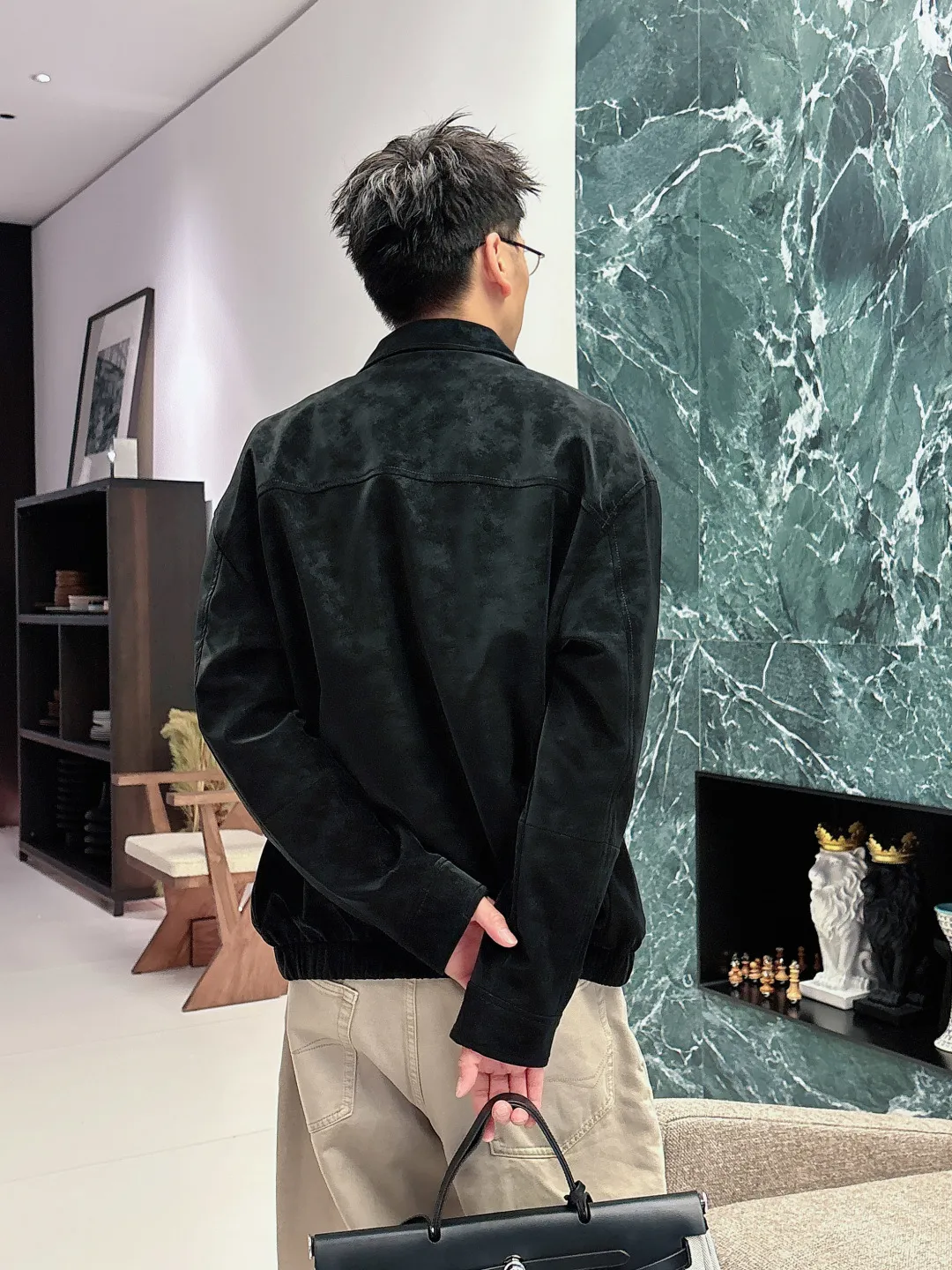 New Arrival is new! BC—Brunell cuci*lli Brunello Cucinelli suede jacket, rarely available through trading company channels, premium urban style lapel jacket for men. Platinum level tasting favorite! Characterized by hot elements and made of smooth and delicate suede, this is a graceful item with unparalleled temperament! When I encounter such an excellent product, I am willing to call it the strongest! The style of this jacket is very distinctive and unique, showing a fashionable atmosphere, emphasizing the soul texture of Classic, highlighting the beauty of luxury and fashion! This style really has a natural high-street beauty that meets all your dressing needs and allows you to look down on the whole world with fashion! The smooth and delicate suede fabric is stiff and comfortable, and the texture is soft. The simple lines and silhouette are easy to wear with a decent and elegant texture. The suede texture has a retro feel and a strong autumn and winter flavor. The rich but unobtrusive ease shows the affinity and high-end sense of the clothing! Heavy texture, full of exquisite details, loose and stylish, full of silhouette and layering. The shape is excellent and the upper body effect is unparalleled. It is destined to be an excellent styling item for the street, and it will turn heads in a big way! Size:S-2x L